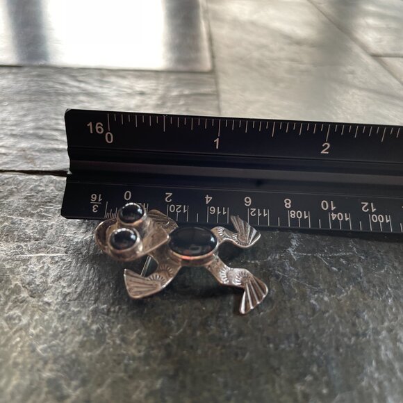 Vintage Native American Sterling Silver Dancing Frog Brooch Southwestern Pin - Picture 5 of 7
